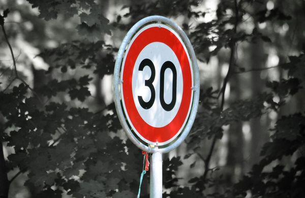 Saebel setzt sich beim Landratsamt für die Umsetzung von Tempo 30 bei Ortsdurchfahrten im Landkreis ein