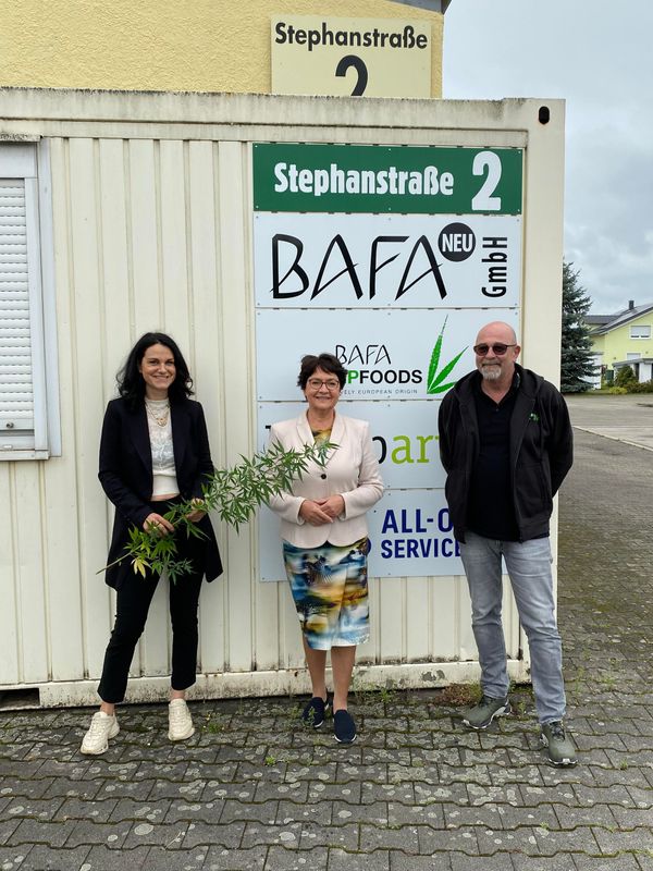 Denkmalpolitische Sprecherin Barbara Saebel MdL besucht Hersteller für Hanf-Dämmung BAFA neu in Malsch