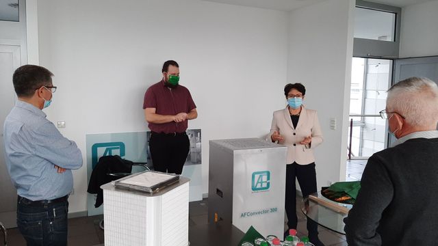 Grüne Abgeordnete Barbara Saebel und Bundestagskandidat Sebastian Grässer besuchen AFC Air Filtration und Containment GmbH in Malsch